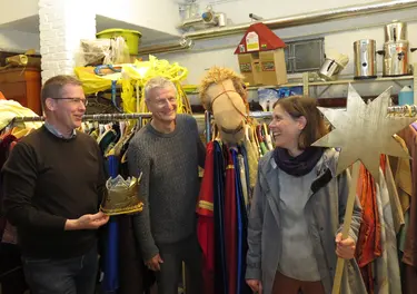 Adrian Funke, Burkhard Rooß und Sibylle Rooß (v. l.) halten einen großen Fundus an Gewändern und Requisiten für die Sternsinger:innen bereit.