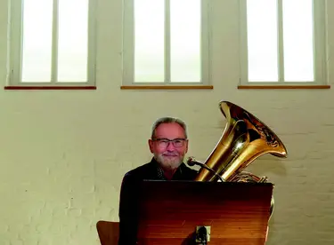Peter-Henning Rietz wurde 1954 in dem damaligen Kirchraum der Gemeinde konfirmiert. Heute übt er in genau diesem Raum, der nach dem Kirchbau zum Gemeindesaal geworden ist.