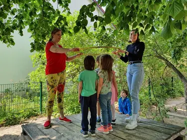 Auch in der KiTa 53 verabschieden Petra Scholz und Kolleg:innen die Vorschulkinder mit einem Segen unter dem goldenen Reifen.