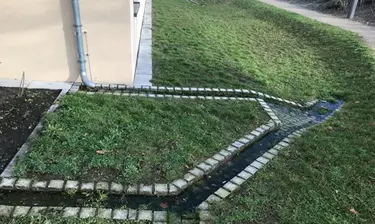 Muldenversickerung - geringe Baukosten mit hoher positiver Wirkung für die Vegetation - Regenwasseragentur Berlin